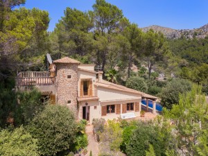 Mountain view villa with holiday rental license, pool and pretty garden in Cala San Vicente