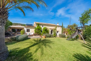 Delightful 4 bedroom country villa with pool and mountain views near Santa Maria