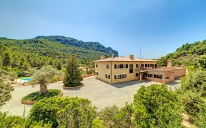 Impressive finca with pool, mountain views and luxury finishes in Bunyola