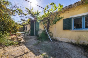 Country home on a large plot with mountain views in Campanet