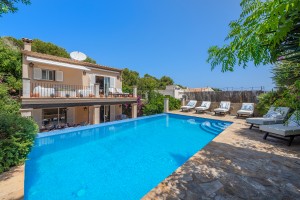 Villa with 4 bedrooms, spacious terraces and partial sea views in Cala San Vicente