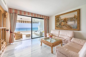 Front line apartment with excellent facilities and parking in Portixol, Palma