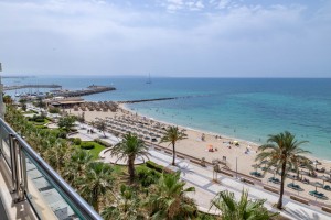 Front line apartment with excellent facilities and parking in Portixol, Palma