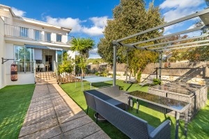 Spacious 4 bedroom house with private garden and community pool near Pollensa
