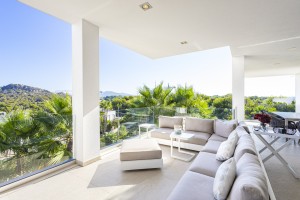 Stunning villa with guest bungalow and distant sea views in Santa Ponsa
