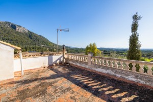 Traditional house with pool and lots of potential for refurbishment near the town Selva