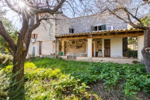 Traditional house with pool and lots of potential for refurbishment near the town Selva