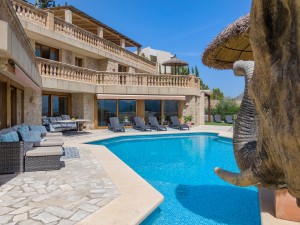 Exceptional 5 bedroom villa with sea views and spacious terrace areas near Pollensa town
