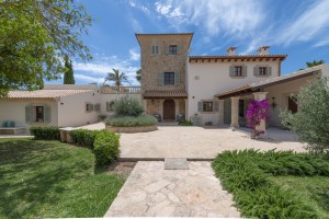 Idyllic 6 bedroom country villa with guest house on a large rural plot in Felanitx
