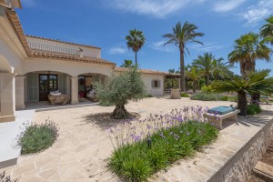 Idyllic 6 bedroom country villa with guest house on a large rural plot in Felanitx