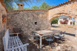 Beautifully renovated country finca on a large private plot in Muro