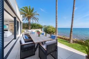 Chic newly built villa in a prime front line position with pool in Port Verd