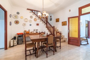 Spacious town house house to reform with garden, garage, and lots of potential in Sa Pobla
