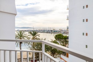 Bright 3 bedroom apartment with sea views, metres from the Pine Walk in Puerto Pollensa