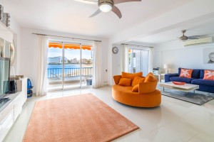 Modern front line apartment with direct beach access and terrace in Palmanova