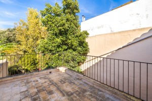Fantastic house comprising 2 apartments and garden to reform in Pollensa old town