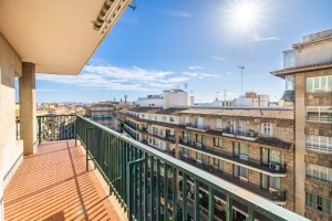Centrally located 5 bedroom apartment with views across the city in Palma