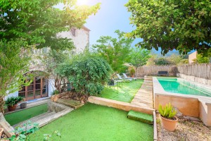 Historic 18th century house with rental license, courtyard and mountain views in Mancor de la Vall
