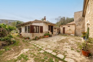 Mountain view finca in need of full renovation near the golf course in Pollensa
