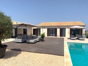 Villa oasis with panoramicy views, saltwater pool and extensive gardens in the Sineu countryside