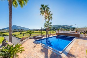 Investment villa with guest house and lots of potential in the Alcudia countryside