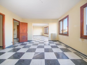 Large apartment to refurbish in old town Palma