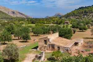 Mallorcan finca on a massive plot to be restored close to Pollensa town