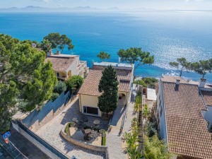 Sea view villa with guest apartment and direct sea access in Alcudia