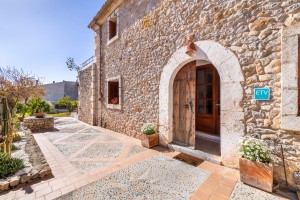 Authentic stone-clad house with pool, lots of outside space and a holiday license in Búger