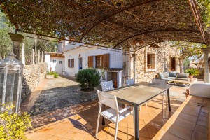 Authentic stone-clad house with pool, lots of outside space and a holiday license in Búger