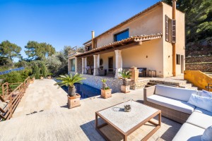 Elevated villa on a large plot with studio and private pool in Valldemossa