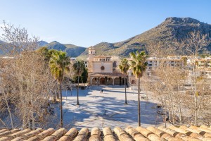 Investment apartment to renovate in the plaza of Puerto Pollensa