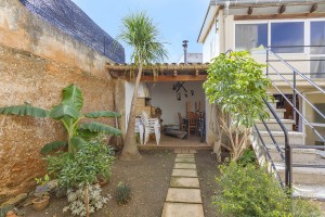 Lovely town house with patio, garage and independent apartment in Pollensa