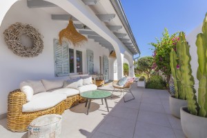 Attractive contemporary-style villa with roof terrace in Cala Mandía