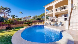 Spectacular semi-detached villa with pool close to the beach in Alcanada, Alcudia