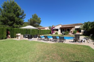 Charming villa with rental license and a beautiful garden in a residential area near Pollensa