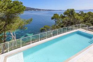 Spacious villa in first sea line with sea access in Torrenova