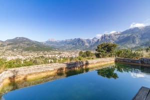 Charming country property in need of reform on a large plot with mountain views in Sóller