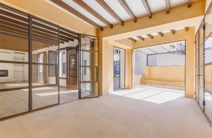 Manor residence in a stately building with lift in Palma´s Old Town