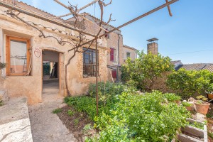 Charming house with private garden in the traditional village Búger