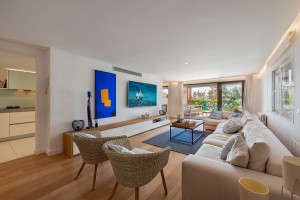 Sea view apartment right on the prestigious Pine Walk in Puerto Pollensa