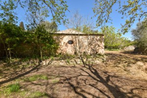 Large countryside plot with and existing building near Pollensa