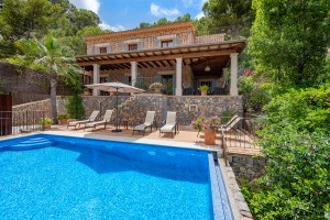 Luxurious villa with a tourist license 100m from the beach in Cala Deia