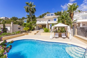 Spacious villa with 4 bedrooms and large pool in Cas Catala