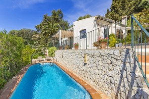 Traditional villa with pool in the centre of Galilea, Puigpunyent