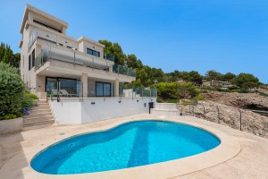 Firstline villa with magnificent views and direct sea access in Bendinat