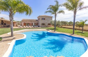 Impressive country finca with pool and lots of privacy in Campos