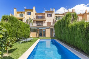 Village house with outstanding views on the outskirts of Puigpunyent