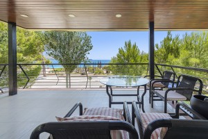 Sensationally priced, elegant seafront apartment in a prime position in Puerto Pollensa