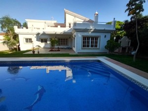 Villa en venta en Marbella East, Marbella, Málaga, España